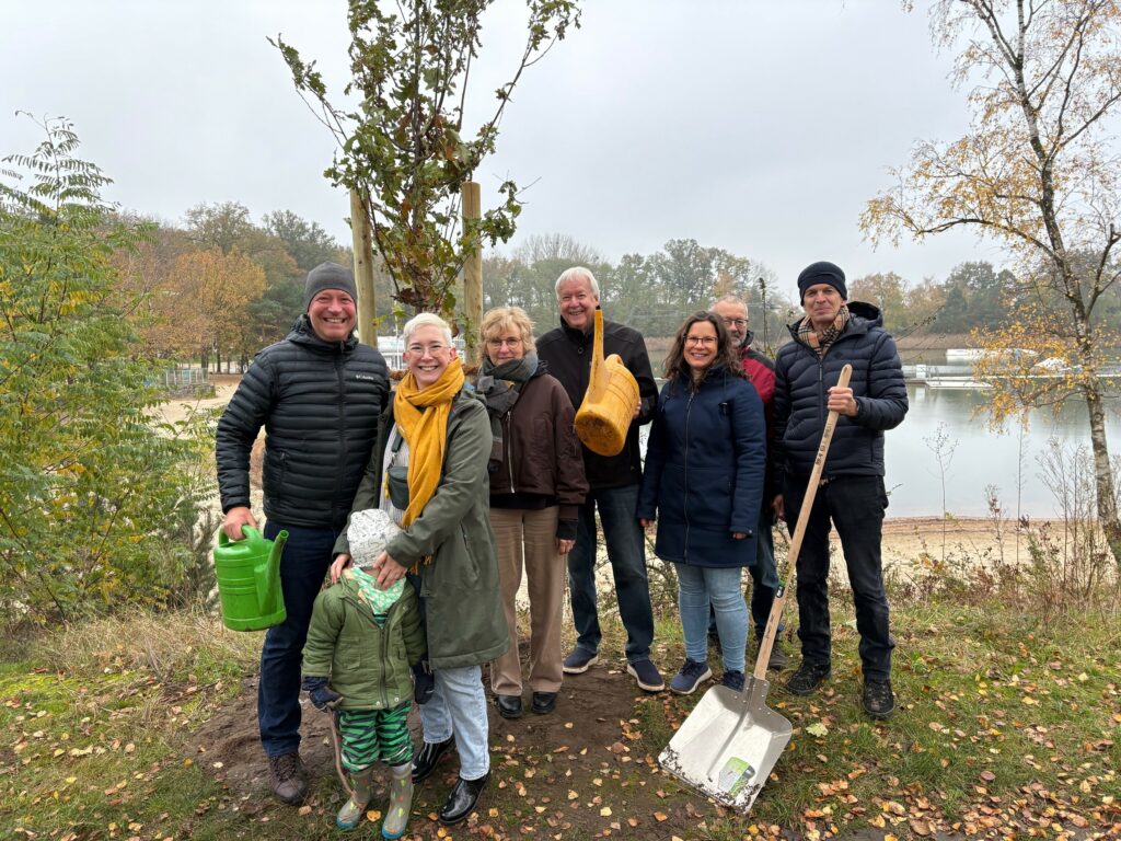 Bäume statt Schnittblumen: Der OV Garbsen der Grünen pflanzt Bäume zum Dank am Blauen See